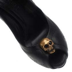 مملوكة مسبقًا حذاء اليكساندر ماكوين أسود مرصع وبجمجمة على المقدمة مقاس 41