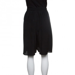 Pre Owned تنورة شورت أرماني كوليزيوني حرير أسود بشريط خصر مطاطي بطيات M
