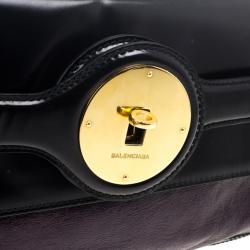 مملوكة مسبقًا Balenciaga Black Leather Lune Clutch