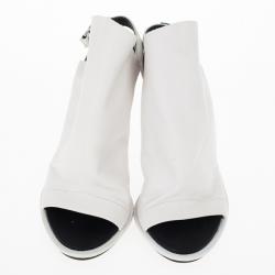 مملوكة مسبقًا Balenciaga White Leather Glove Open Toe Sandals Size 36