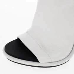 مملوكة مسبقًا Balenciaga White Leather Glove Open Toe Sandals Size 36