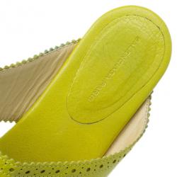 Pre Owned صندل بالنسياغا بروج ثونج جلد أصفر مقاس 40