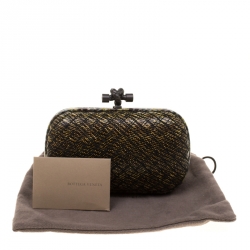 مملوكة مسبقًا حقيبة كلتش بوتيغا فينيتا بعقدة وتطريز جلد صفراء/سوداء