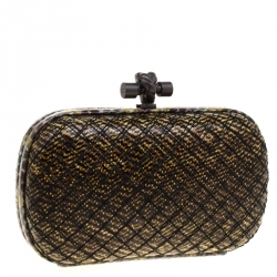 مملوكة مسبقًا حقيبة كلتش بوتيغا فينيتا بعقدة وتطريز جلد صفراء/سوداء