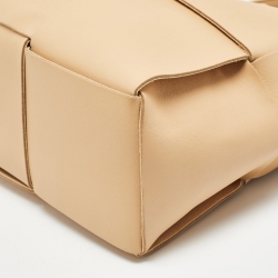 مملوكة مسبقًا Bottega Veneta Beige Intreccio Leather Medium Arco Tote