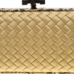 مملوكة مسبقًا Bottega Veneta Beige Intrecciato Satin and Python Trim Knot Clutch