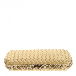 مملوكة مسبقًا Bottega Veneta Beige Intrecciato Satin and Python Trim Knot Clutch