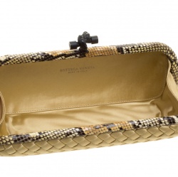 مملوكة مسبقًا Bottega Veneta Beige Intrecciato Satin and Python Trim Knot Clutch