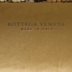 مملوكة مسبقًا Bottega Veneta Beige Intrecciato Satin and Python Trim Knot Clutch
