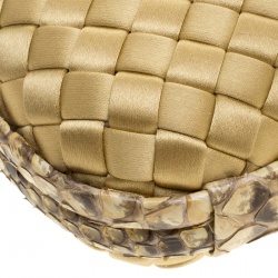 مملوكة مسبقًا Bottega Veneta Beige Intrecciato Satin and Python Trim Knot Clutch