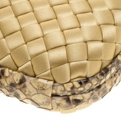 مملوكة مسبقًا Bottega Veneta Beige Intrecciato Satin and Python Trim Knot Clutch
