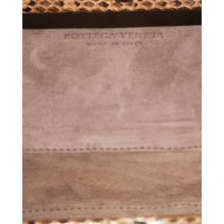 مملوكة مسبقًا Bottega Veneta Brown Short Fringes Leather Knot Clutch 
