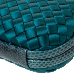 مملوكة مسبقًا حقيبة كلتش بوتيغا فينيتا جلد ثعبان متمدد وساتان انترشياتو زرقاء فاتحة