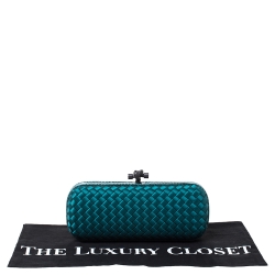 مملوكة مسبقًا حقيبة كلتش بوتيغا فينيتا جلد ثعبان متمدد وساتان انترشياتو زرقاء فاتحة