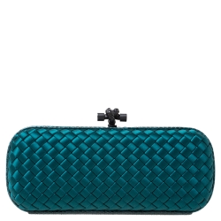 مملوكة مسبقًا حقيبة كلتش بوتيغا فينيتا جلد ثعبان متمدد وساتان انترشياتو زرقاء فاتحة