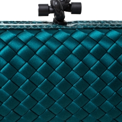 مملوكة مسبقًا حقيبة كلتش بوتيغا فينيتا جلد ثعبان متمدد وساتان انترشياتو زرقاء فاتحة