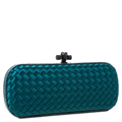 مملوكة مسبقًا حقيبة كلتش بوتيغا فينيتا جلد ثعبان متمدد وساتان انترشياتو زرقاء فاتحة