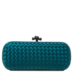 مملوكة مسبقًا حقيبة كلتش بوتيغا فينيتا جلد ثعبان متمدد وساتان انترشياتو زرقاء فاتحة