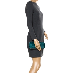 مملوكة مسبقًا حقيبة كلتش بوتيغا فينيتا جلد ثعبان متمدد وساتان انترشياتو زرقاء فاتحة