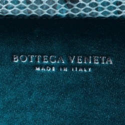 مملوكة مسبقًا حقيبة كلتش بوتيغا فينيتا جلد ثعبان متمدد وساتان انترشياتو زرقاء فاتحة