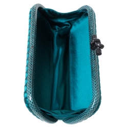 مملوكة مسبقًا حقيبة كلتش بوتيغا فينيتا جلد ثعبان متمدد وساتان انترشياتو زرقاء فاتحة