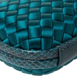 مملوكة مسبقًا حقيبة كلتش بوتيغا فينيتا جلد ثعبان متمدد وساتان انترشياتو زرقاء فاتحة