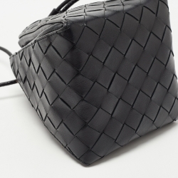 مملوكة مسبقًا Bottega Veneta Black Leather Mini Knot Bucket Clutch Bag