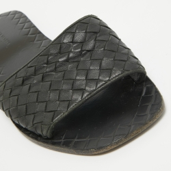 مملوكة مسبقًا Bottega Veneta Black Intrecciato Leather Flat Slides Size 39.5