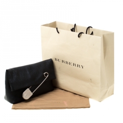 مملوكة مسبقًا Burberry Black Leather Pin Clutch