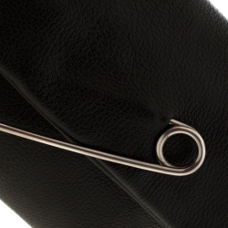 مملوكة مسبقًا Burberry Black Leather Pin Clutch