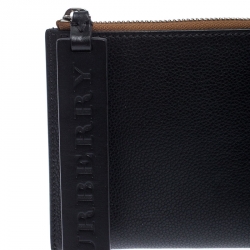 مملوكة مسبقًا Burberry Black Leather Wristlet Clutch