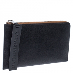 مملوكة مسبقًا Burberry Black Leather Wristlet Clutch