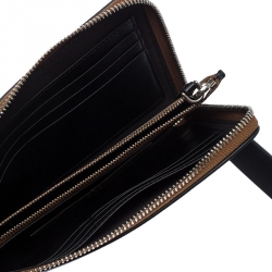 مملوكة مسبقًا Burberry Black Leather Wristlet Clutch