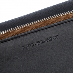 مملوكة مسبقًا Burberry Black Leather Wristlet Clutch