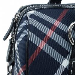 مملوكة مسبقًا حقيبة بوسطن بربري نوفا شيك بادج أزرق كحلي