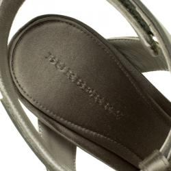 مملوكة مسبقًا صندل بربري ساتان رمادي داكن سير حرف T نعل سميك مقاس 40