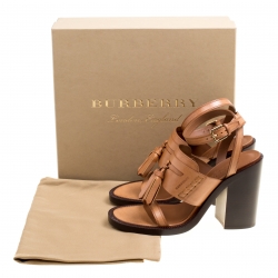 Pre Owned صندل بربري كعب عريض تفاصيل شراشيب بثاني جلد سوداء مقاس 39