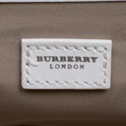 مملوكة مسبقًا حقيبة كلتش بربري حمالة معصم PVC كاروهات هاوس بيضاء