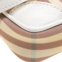 مملوكة مسبقًا حقيبة كلتش بربري حمالة معصم PVC كاروهات هاوس بيضاء