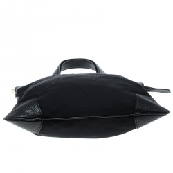 مملوكة مسبقًا حقيبة يد بربري قماش وجلد سوداء