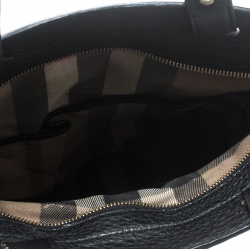 مملوكة مسبقًا حقيبة يد بربري قماش وجلد سوداء