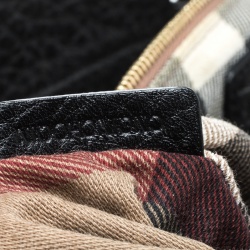 مملوكة مسبقًا حقيبة يد بربري قماش وجلد سوداء