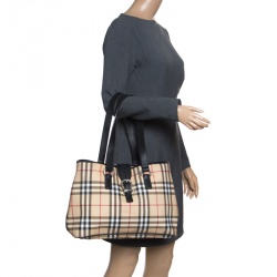 مملوكة مسبقًا حقيبة يد بربري ديابر جلد وPVC كاروهات هاوس سوداء/ بيج