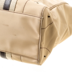 مملوكة مسبقًا حقيبة يد بربري جلد ونايلون بنية / بيج