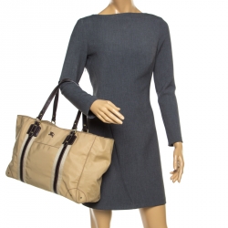 مملوكة مسبقًا حقيبة يد بربري جلد ونايلون بنية / بيج