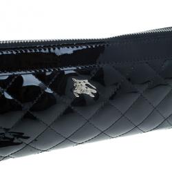 مملوكة مسبقًا Burberry Black Patent Leather Quilted Wrislet Clutch