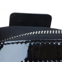 مملوكة مسبقًا Burberry Black Patent Leather Quilted Wrislet Clutch