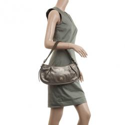 مملوكة مسبقًا Burberry Silver Medium Metallic Grainy Leather Hobo