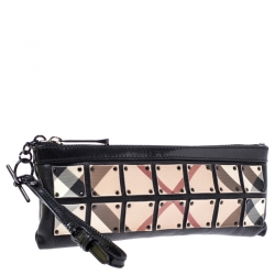 مملوكة مسبقًا حقيبة كلتش بربري بحزام معصم وسحاب جلد وPVC كاروهات نوفا سوداء