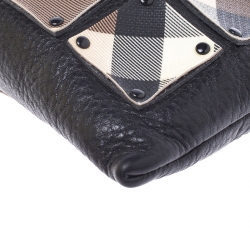 مملوكة مسبقًا حقيبة كلتش بربري بحزام معصم وسحاب جلد وPVC كاروهات نوفا سوداء